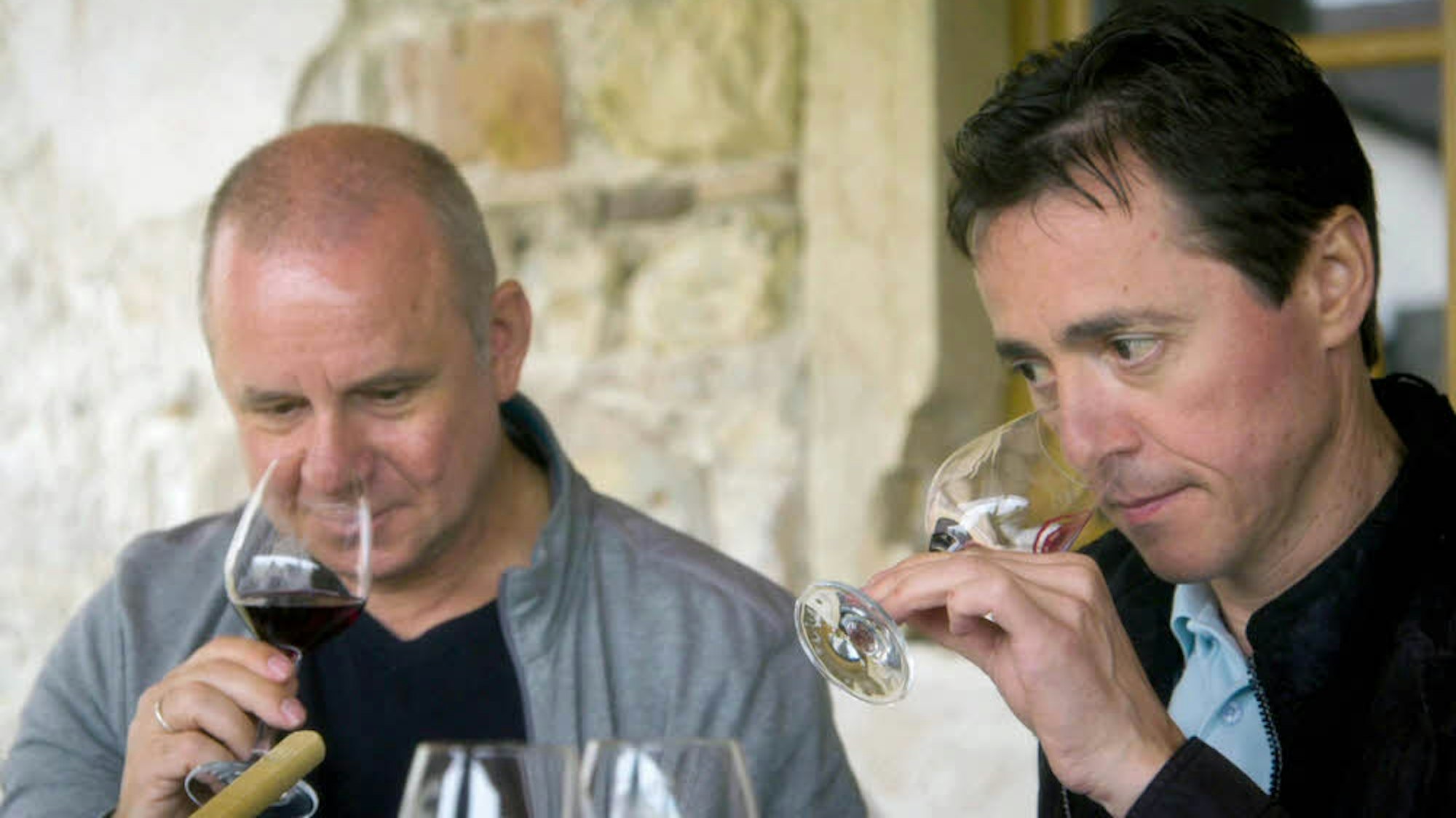 Joachim Król und Vincent Moissonnier riechen in ein Weinglas.