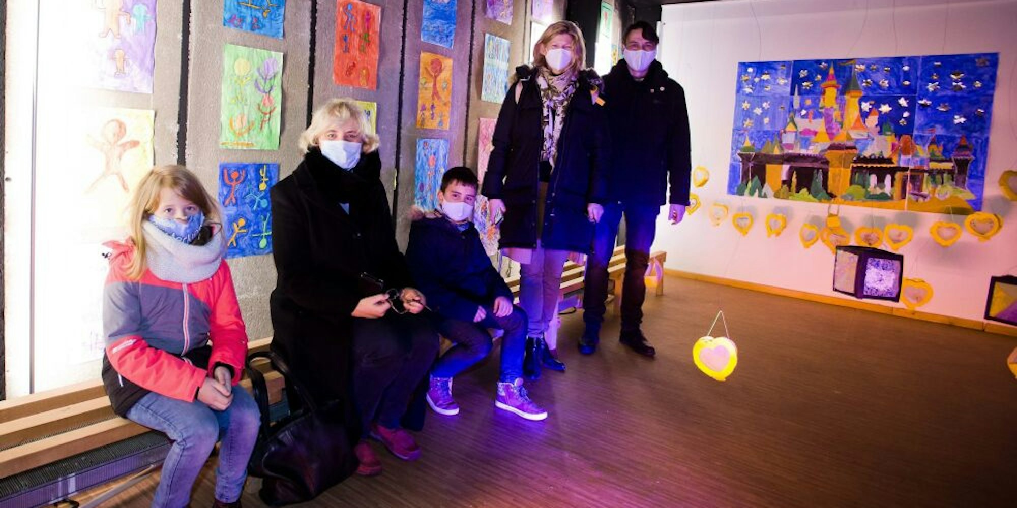 Das Ladenlokal an der Wilhelmstraße haben die Kinder mit Hilfe einiger Erwachsener mit reichlich Kunst ausstaffiert. Mindestens bis zum 6. Januar soll die Ausstellung dort zu sehen sein.