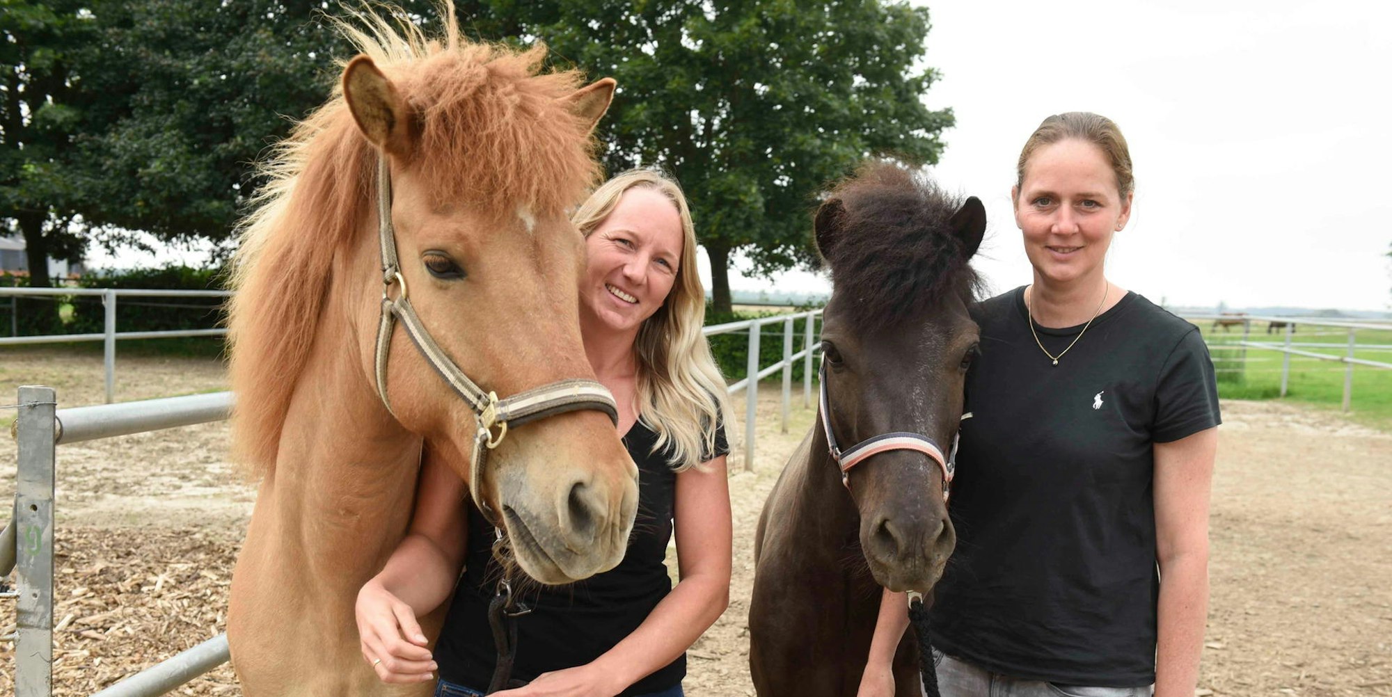 Katharina Berg (links) und Lina Füssenich sind vertraut im Umgang mit Pferden.