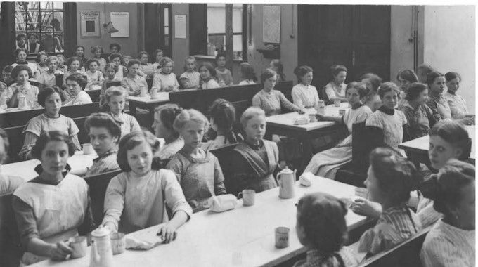 Die Kaffeeküche war eine der sozialen Verbesserungen, die Maria Zanders für die Belegschaft einführte, die zu großen Teilen aus Frauen und jungen Mädchen bestand.