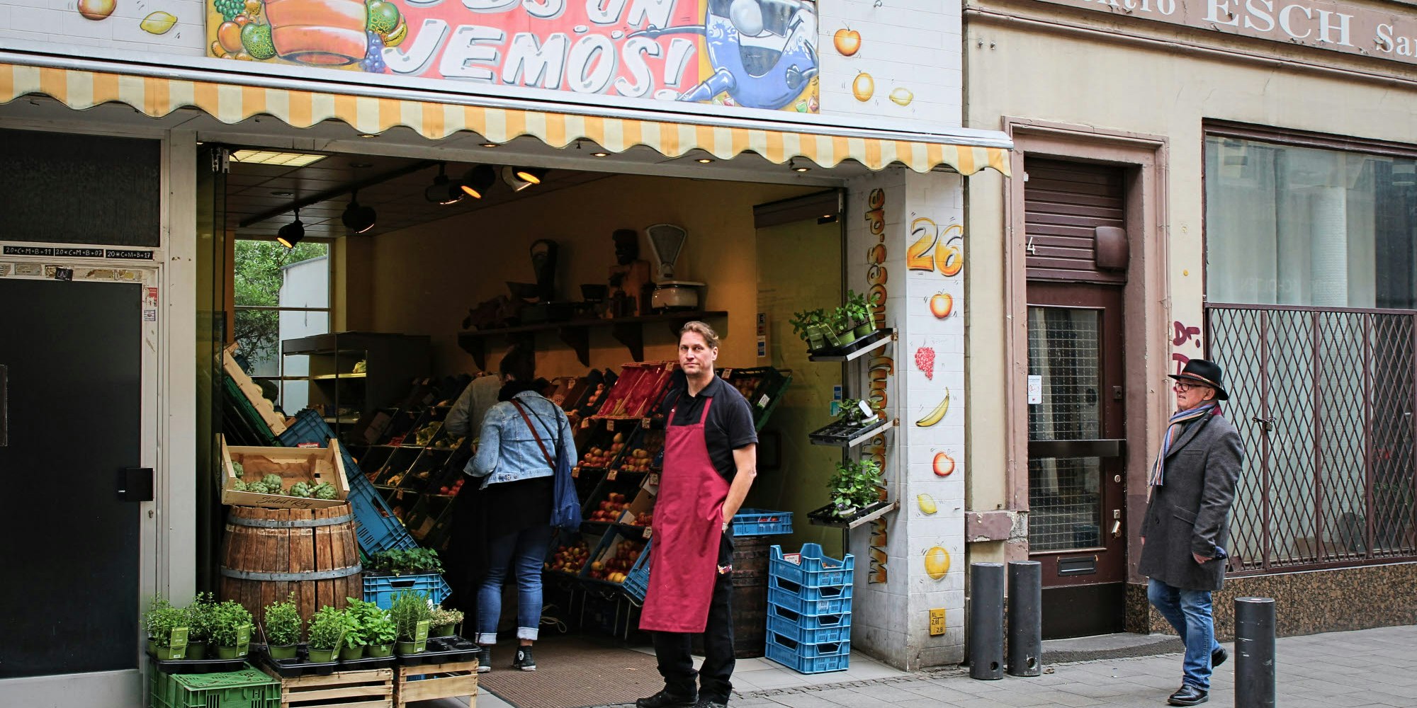 Jochen Richrath vor seinem Laden an der Severinstraße