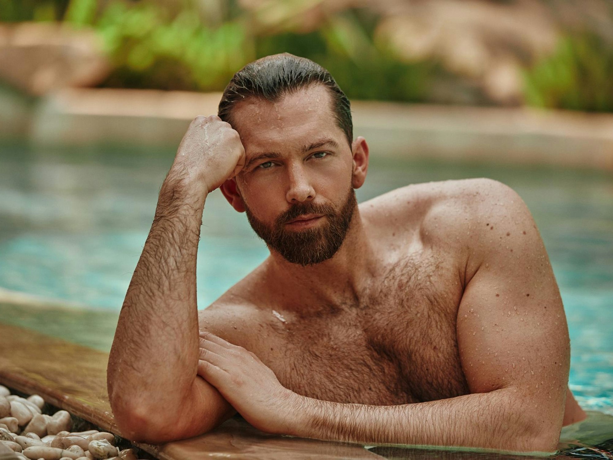 Bachelor Oliver Sanne posiert 2015 am Pool.