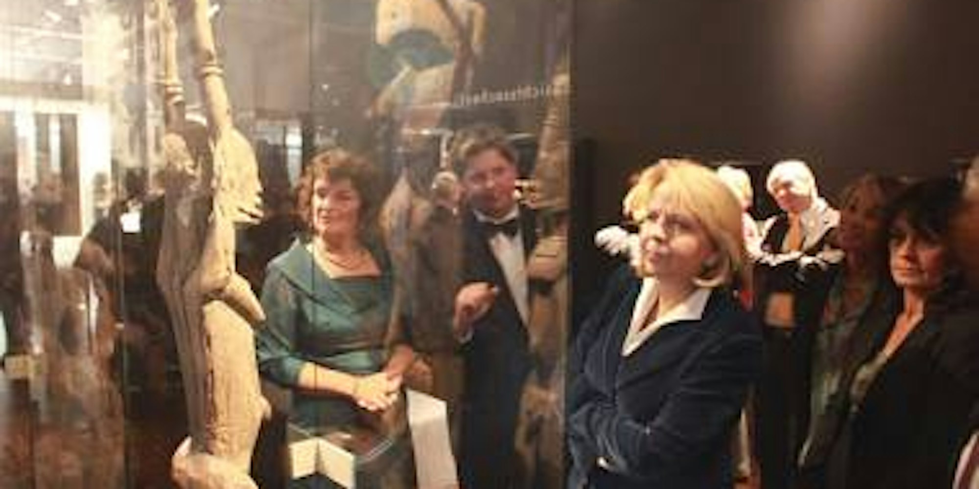 Mit einem Festakt ist am Freitagabend der neue KölnerMuseumskomplex in der Innenstadt eröffnet worden. Beim Festakt war auch NRW-Ministerpräsidentin Hannelore Kraft dabei, die hier ein Austellungsstück besichtigt. (Bild: Grönert)
