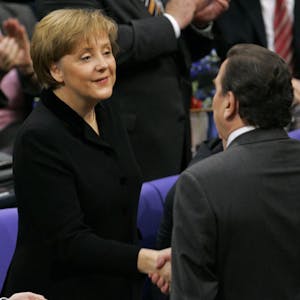 22. November 2005: Der scheidende Bundeskanzler Gerhard Schröder gratuliert seiner Nachfolgerin Angela Merkel zur Wahl.
