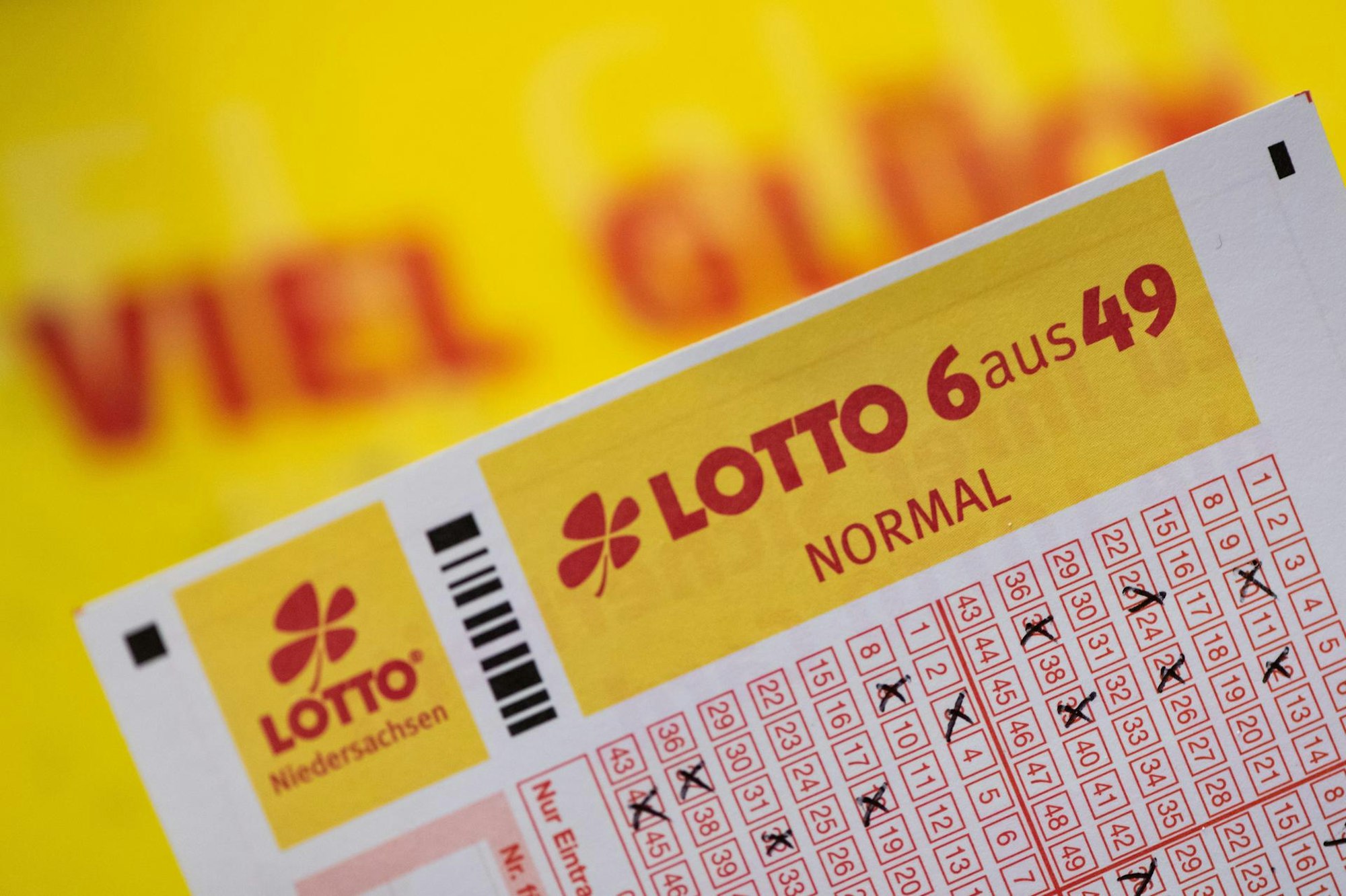 Ein Tippschein für Lotto 6aus49:Zwei Spieler aus Stuttgart haben je 6 Richtige.