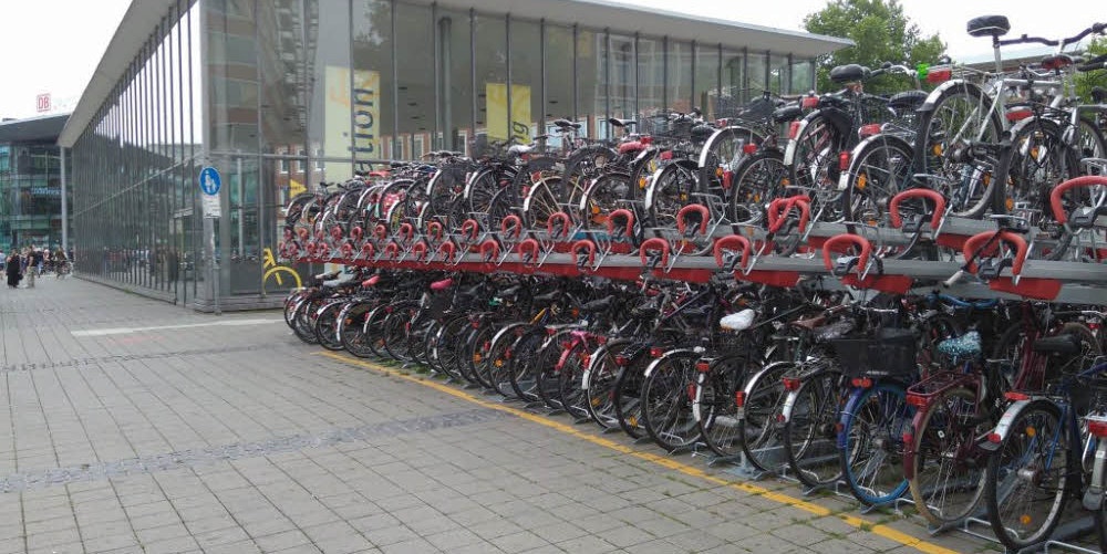 Zweistöckige „Doppelparker“ wie in Münster (Bild) sollen helfen, das Chaos wild abgestellter Fahrräder am Hauptbahnhof zu ordnen. Sie könnten künftig zum Beispiel am Vorplatz stehen, wo sich derzeit noch Container der Bundespolizei befinden.