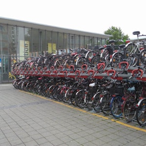 Zweistöckige „Doppelparker“ wie in Münster (Bild) sollen helfen, das Chaos wild abgestellter Fahrräder am Hauptbahnhof zu ordnen. Sie könnten künftig zum Beispiel am Vorplatz stehen, wo sich derzeit noch Container der Bundespolizei befinden.