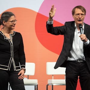 Als Viertplatzierte sind Nina Scheer und Karl Lauterbach aus der SPD-Mitgliederabstimmung hervorgegangen.