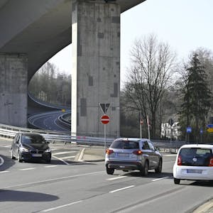 Keine Durchfahrt: Ist die Abfahrt vom Zubringer in Vollmerhausen trotz klarer Beschilderung eine Falschfahrer-Falle?
