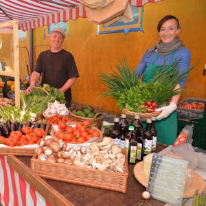 Michael Friedrich und Mitarbeiterin Julia Kierdorf haben einen Marktstand am Hofladen aufgebaut.