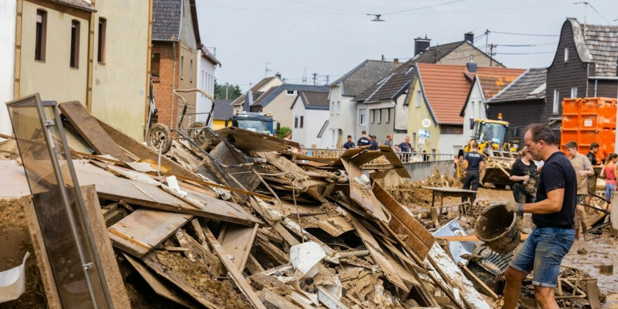 Schutträumen in Swisttal-Odendorf: Das Ausmaß der versicherten Schäden übersteigt selbst das aus dem Hochwasser an Elbe und Oder 2002. 
