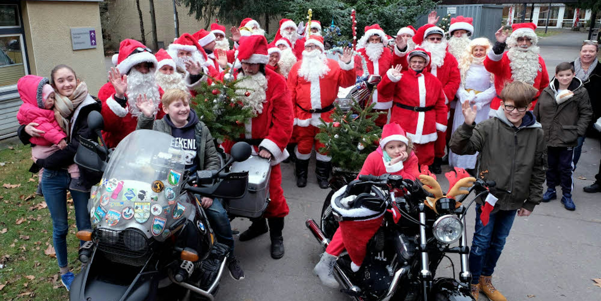 „Biker for Kids“ als fröhliche Weihnachtsmänner am Krankenhaus