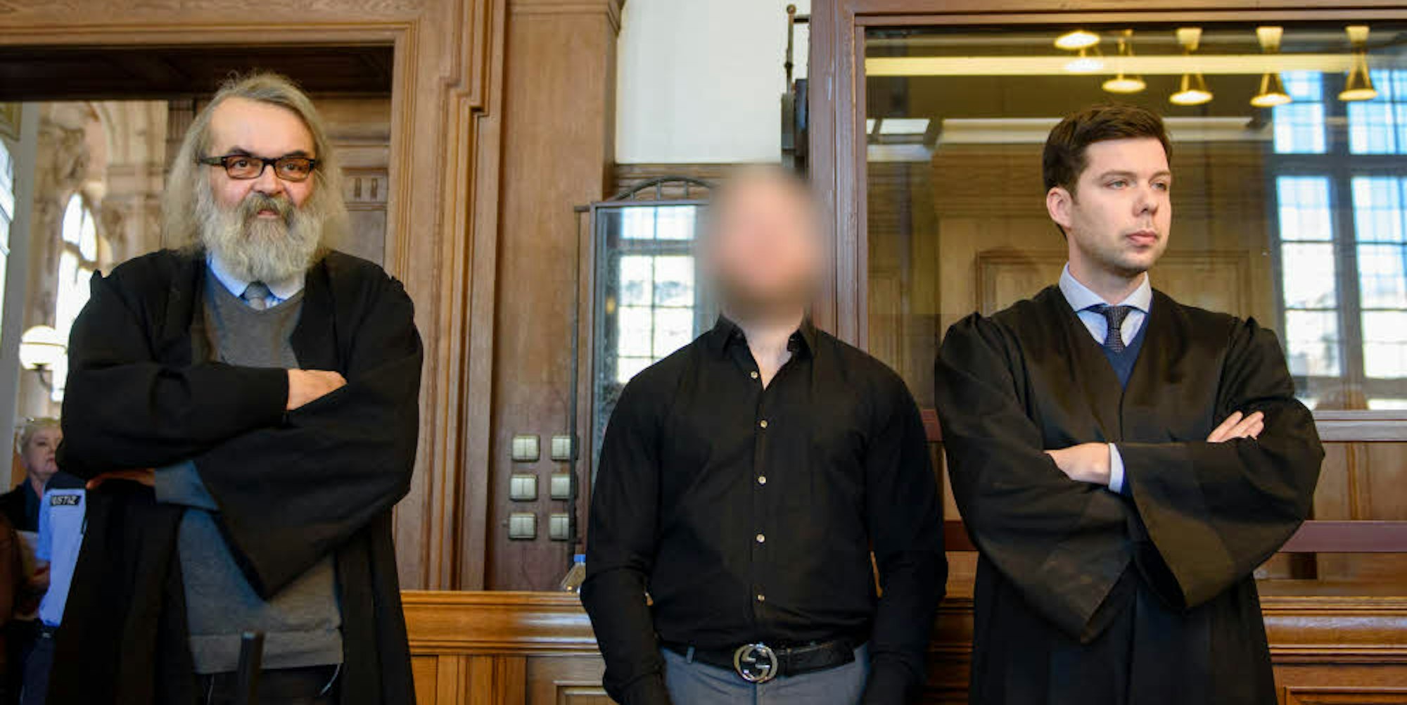 Marvin N. steht am letzten Prozesstag neben seinem Verteidiger im Berliner Landgericht.