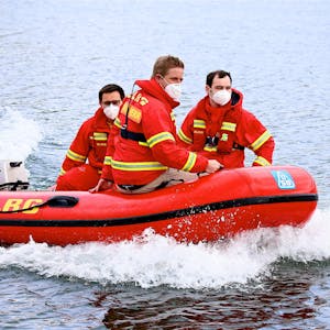 Zur Rettungsübung durfte Markus Ramers im DLRG-Boot Platz nehmen und über den See fahren.