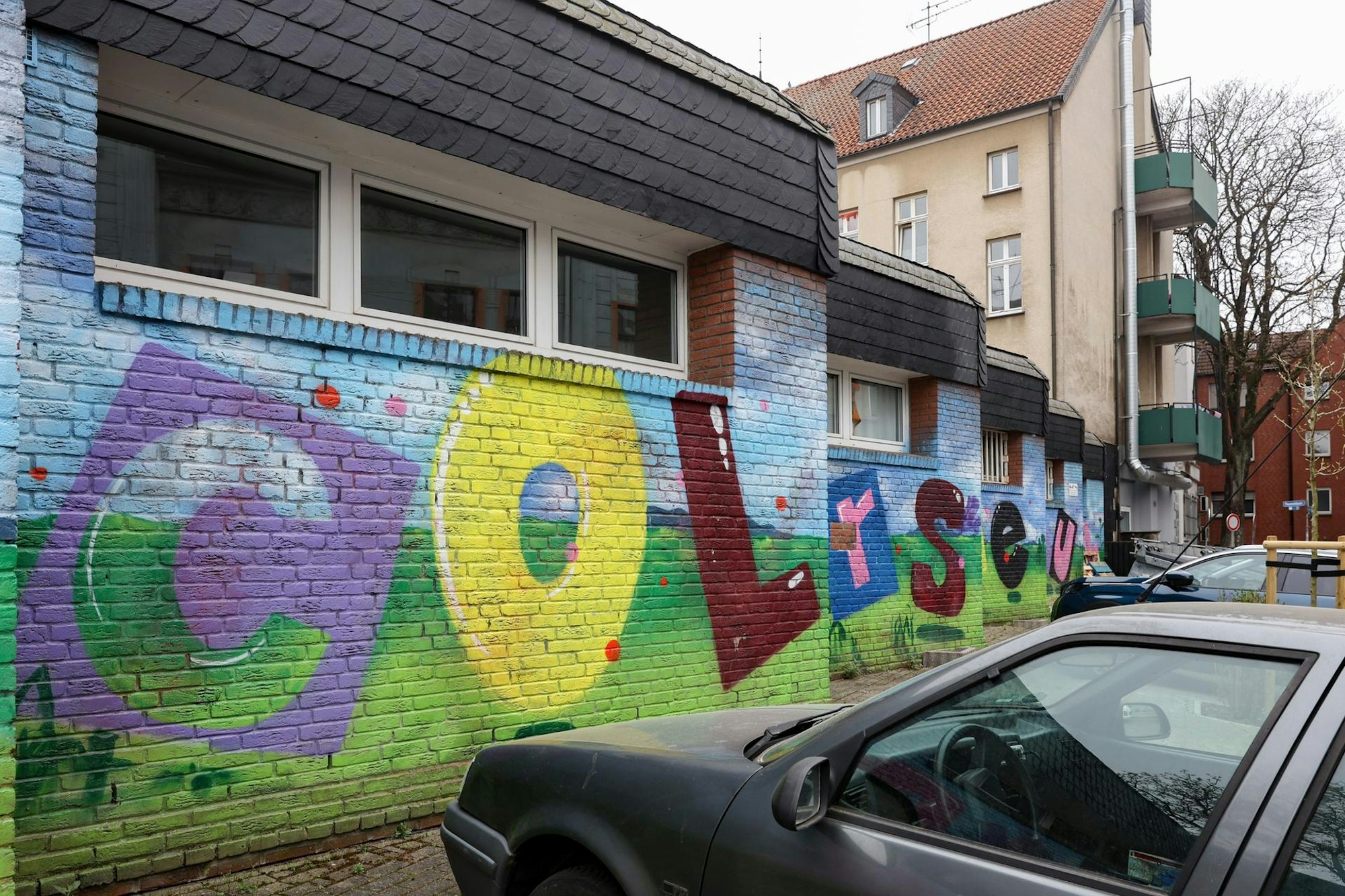 Das übermalte Graffito an der Emscherstraße. Statt „Nazi-Kiez“ steht dort „Our colors are beautiful“