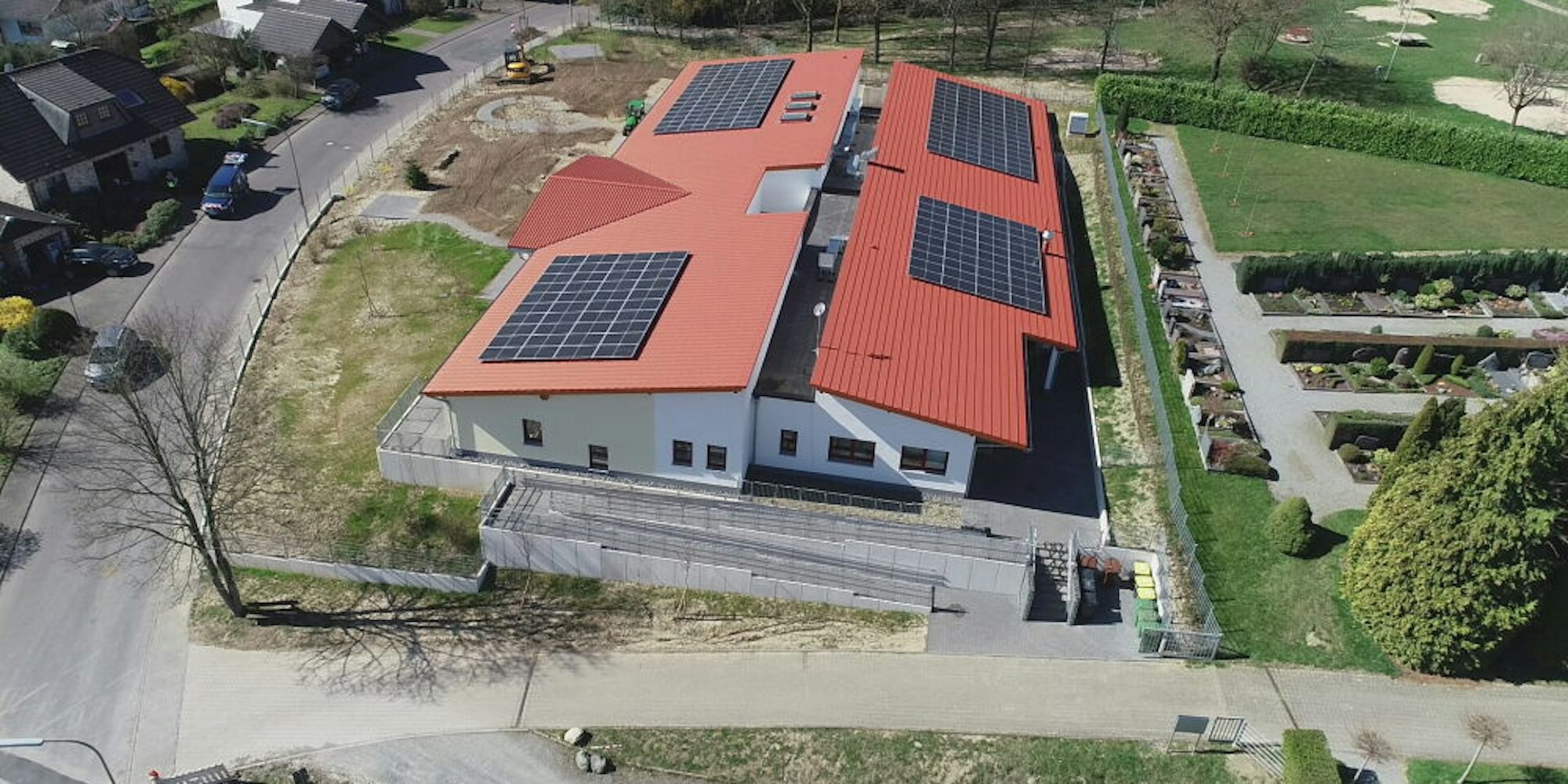 Öko-Strom von oben: Die Photovoltaik-Anlage auf dem Kita-Dach in Marialinden wird von den Stadtwerken betrieben.