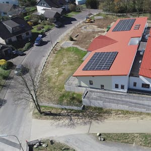 Öko-Strom von oben: Die Photovoltaik-Anlage auf dem Kita-Dach in Marialinden wird von den Stadtwerken betrieben.