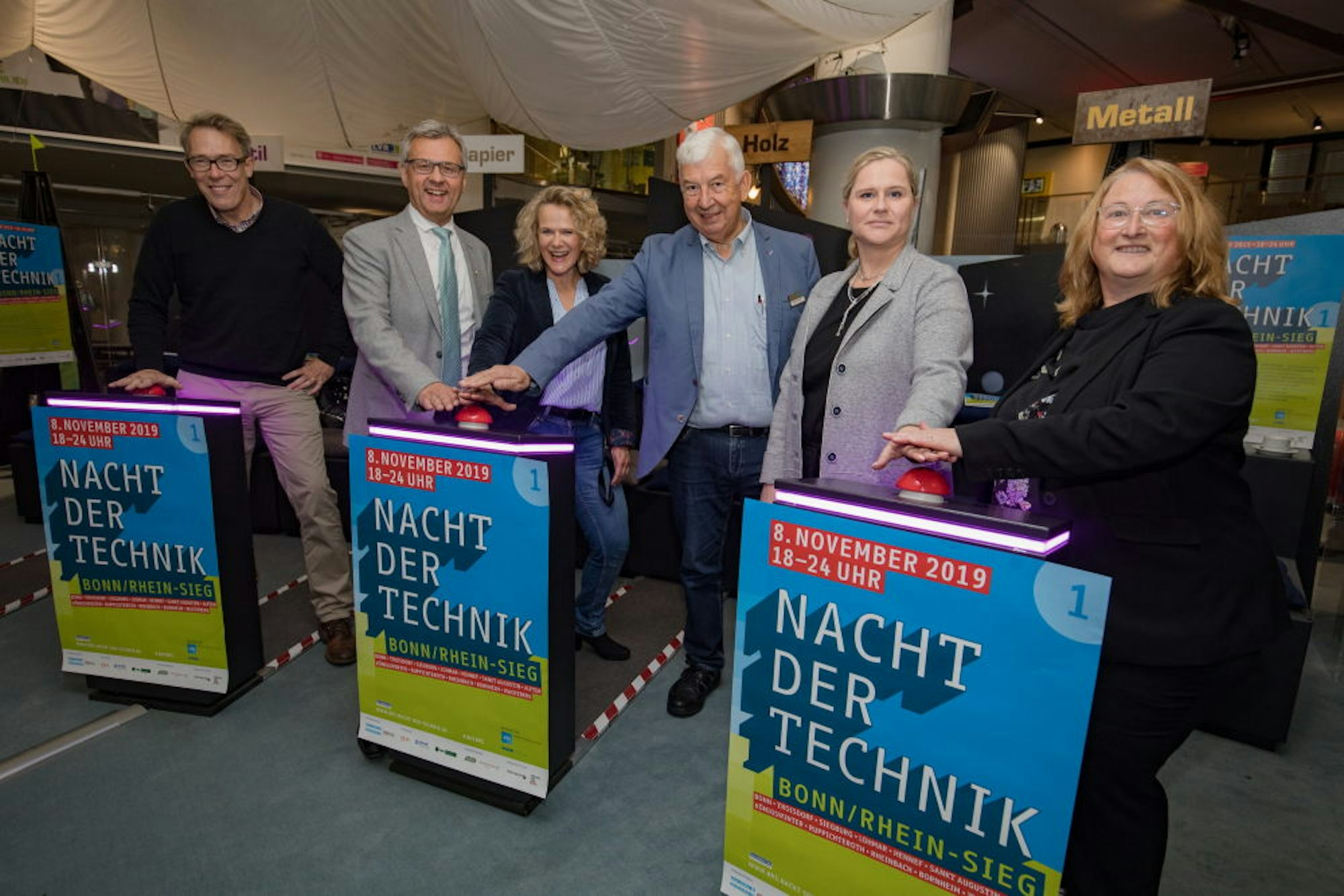 Buzzerten im Deutschen Museum Bonn für eine erfolgreiche Premiere: Sabine Wahl-Braun, Daniela Simon, Hubert Moritz, Andrea Niehaus, Horst Behr und Urban Plößl (v. r.).