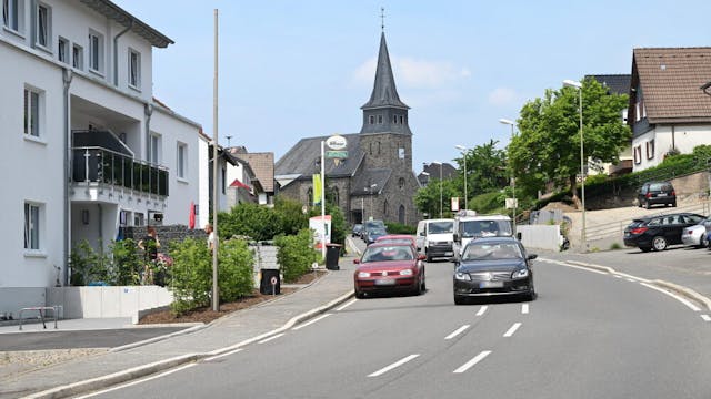 Autos, die auf der Wipperfürther Straße parken, machen die Fahrbahn in Kürten-Biesfeld enger.