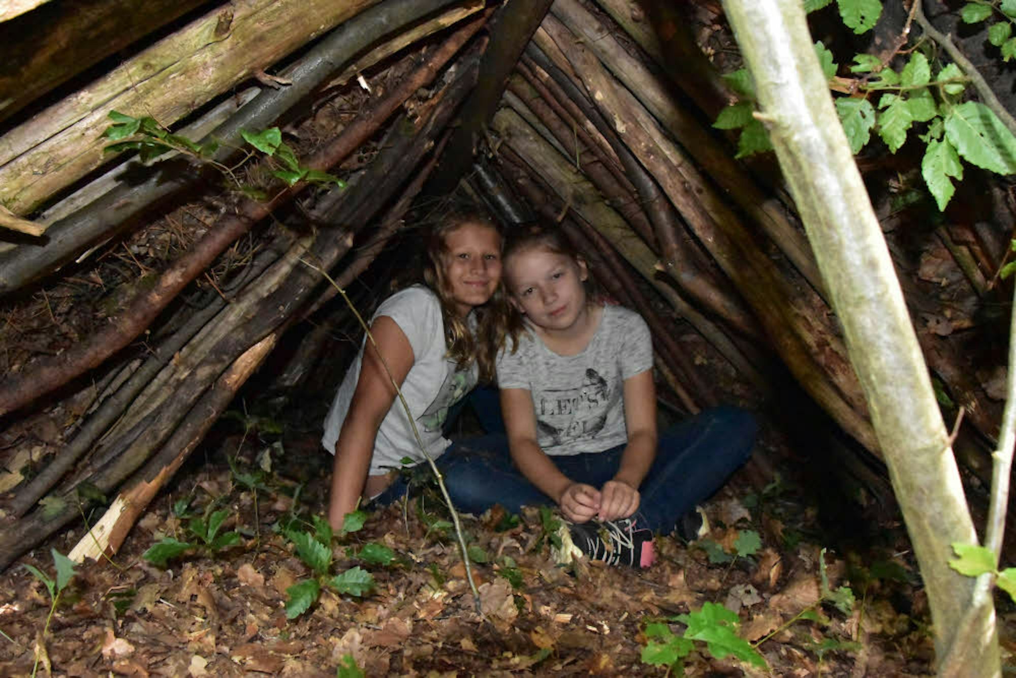 Die selbst gebaute Hütte testeten Josefine und Paulina (beide elf Jahre alt). Sie eigne sich sogar zum trockenen Übernachten, hieß es.