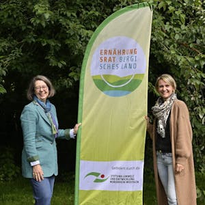 Barbara Steinrück (l.)  und Linda Eiermann vom Ernährungsrat Bergisches Land.