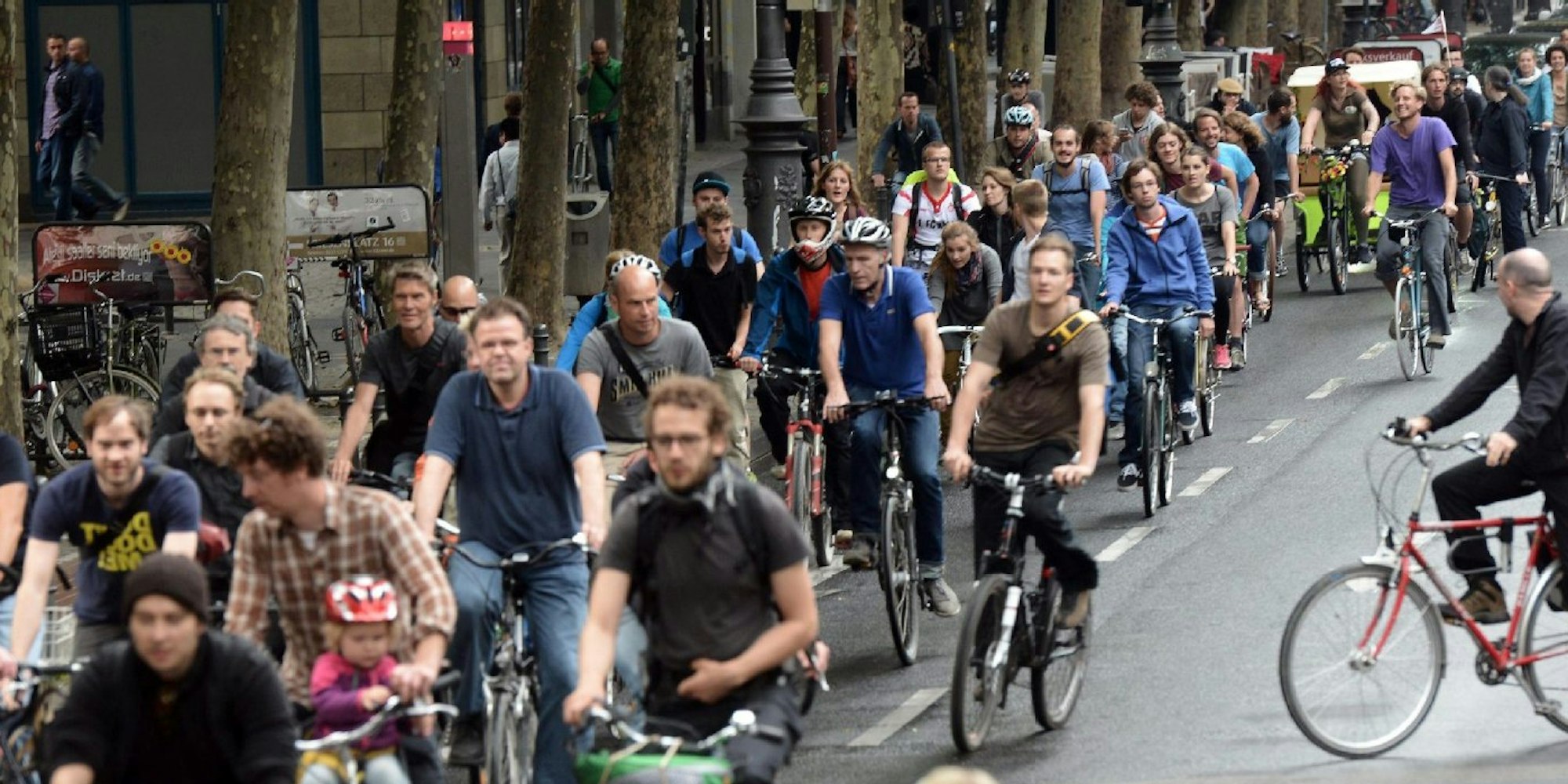 Radfahrer bei einer „Critical Mass“-Aktion auf den Kölner Ringen.