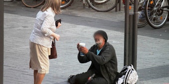 Alltag auf Kölns Plätzen und Straßen: Die Zahl der Obdachlosen und Bettler nimmt zu. Die Armut vieler wird sichtbar.