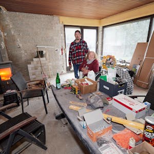 Wärmespender: Ein Ofen ist im zerstörten Wohnzimmer von Nicole und Harald Klein installiert.