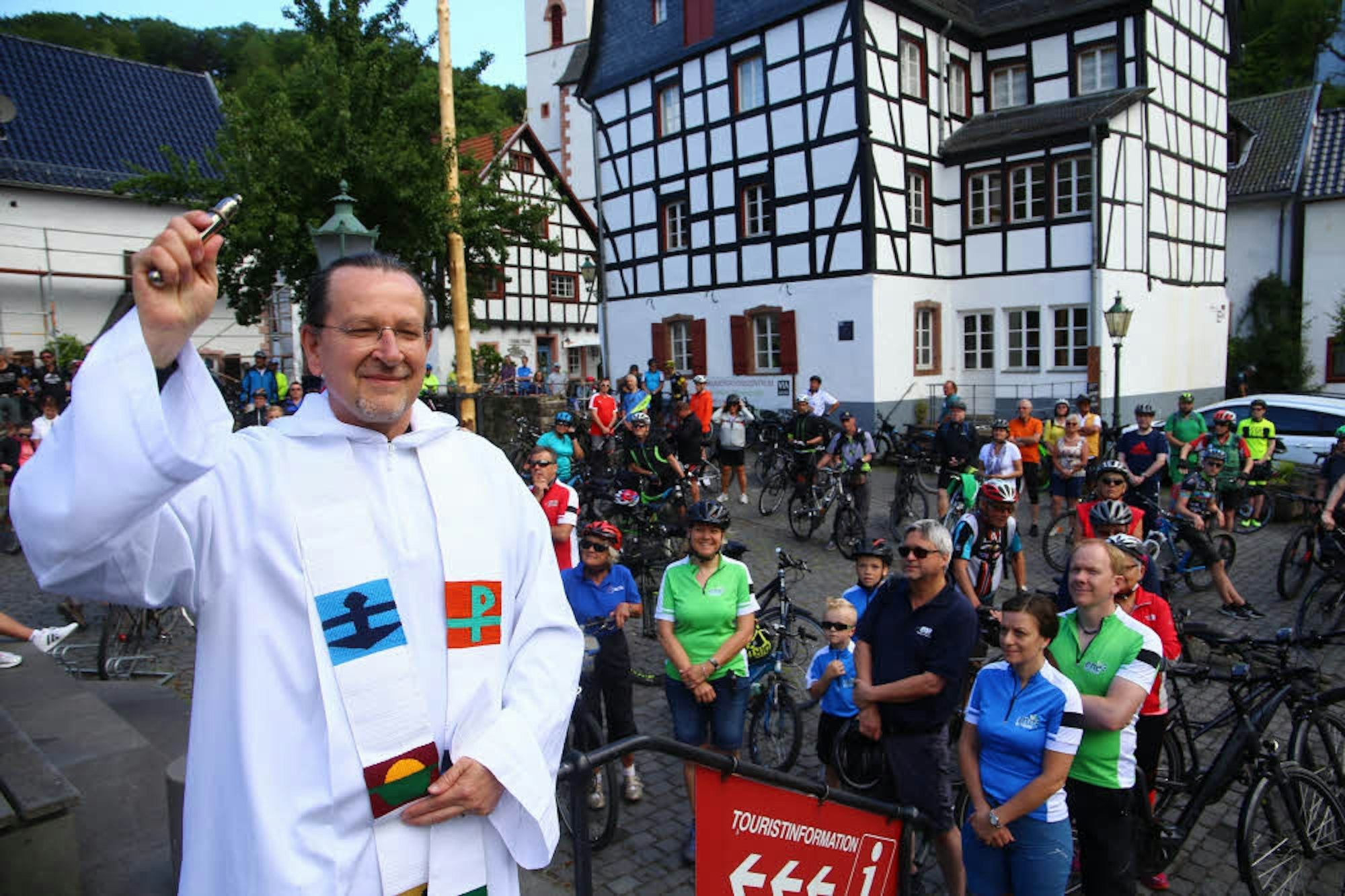 Pfarrer Matthäus Zuska erteilte den Radfahrern auf dem Curtius-Schulten-Platz in Blankenheim den Segen, bevor diese sich auf den Weg durch das malerische Ahrtal machten.
