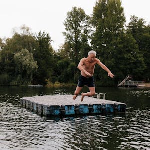 Alter Mann springt ins Wasser Getty Images