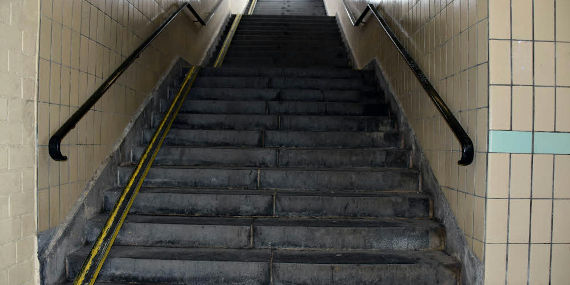 Nur über eine steile Treppe ist der Bahnsteig in Dieringhausen bisher erreichbar. Nach dem Umbau, der im Sommer beginnt, soll das auch barrierefrei möglich sein.