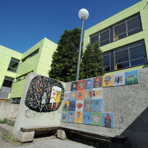 Unbekannte Täter haben die Schüler-Mosaike auf dem Schulhof in Steinbüchel mutwillig zerstört.