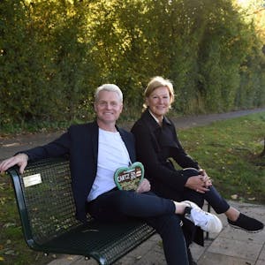 Guido Cantz mit Beatrice Bülter von der Grün-Stiftung auf einer „seiner“ Bänke.