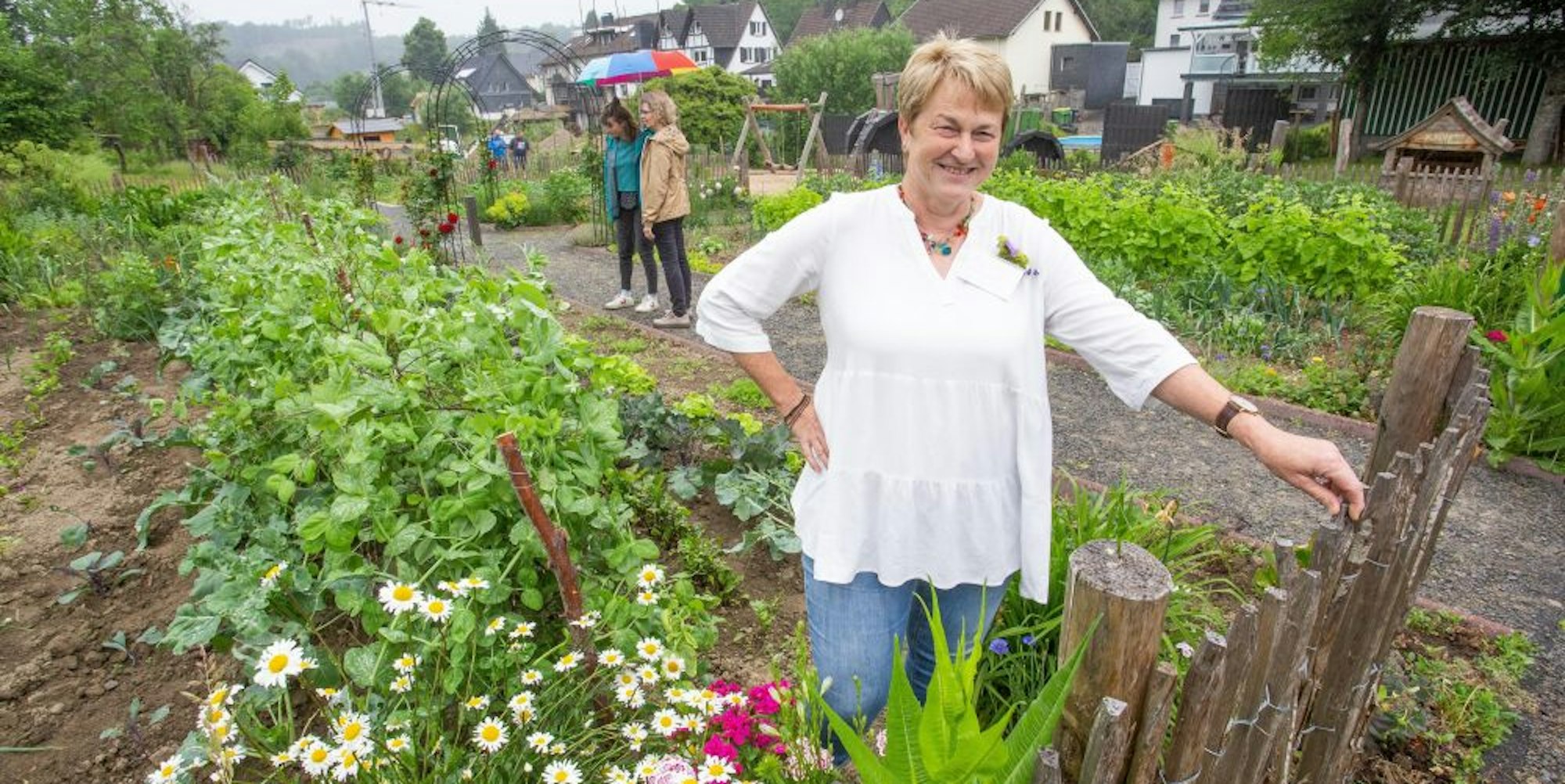 Auch die Eckenhagener dürfen sich im neuen Garten bedienen. Dr. Birgit Will hat diesen jetzt zur „Gartentour“ vorgestellt.