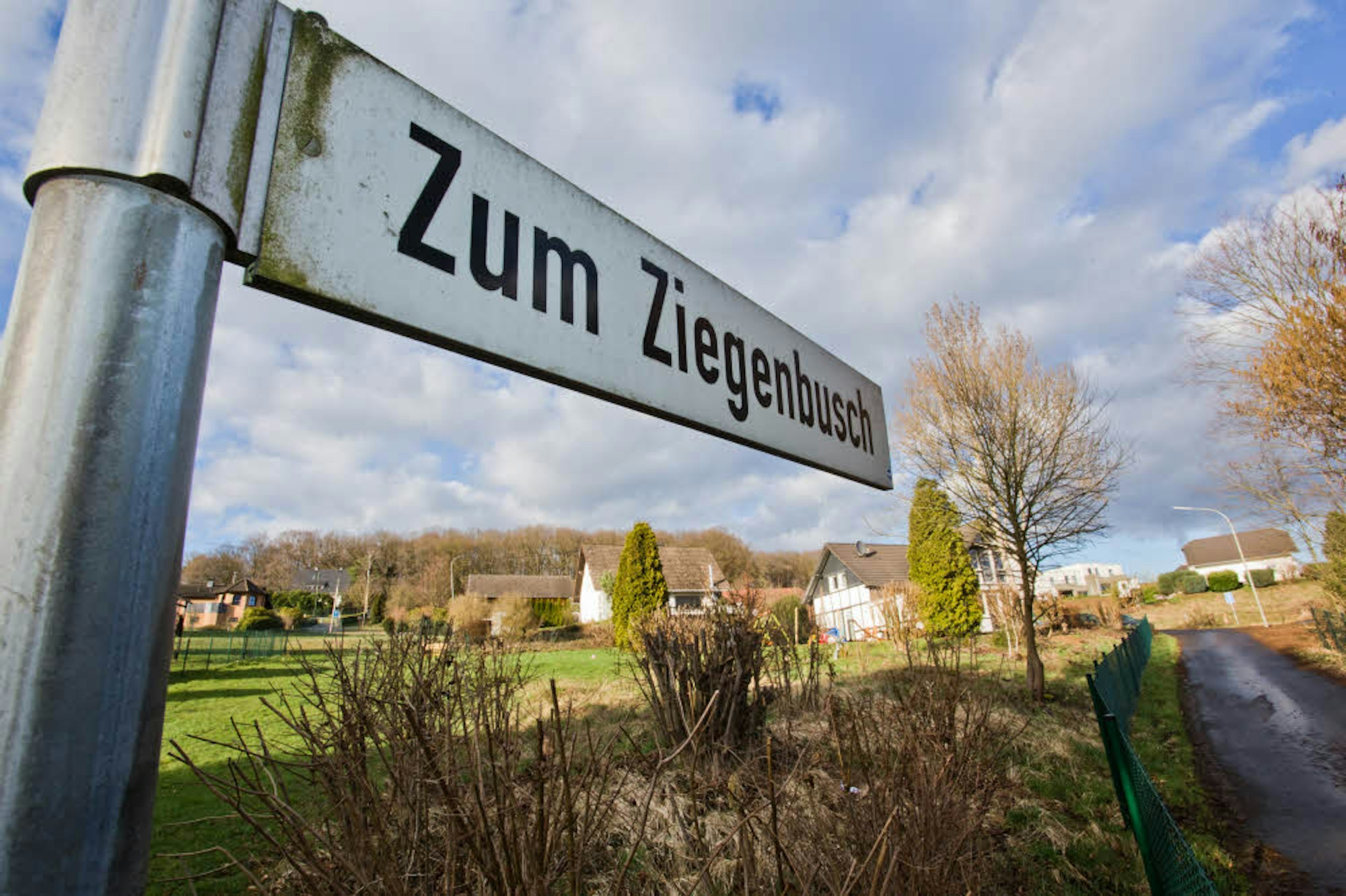 Die Straße „Zum Ziegenbusch“ liegt zum Namen passend in der Waldbröler Ortschaft Ziegenhardt.
