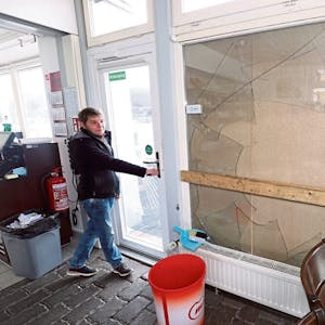 Blinde Zerstörungswut: Susanne Caspari an der zerborstenen Fensterscheibe ihres Restaurants.