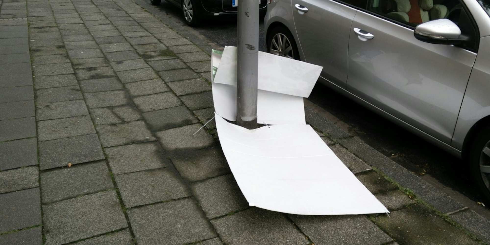 Das Problem mit dem Wahlplakat-Müll in Köln: Eigentlich sollten die meisten Plakate der Parteien und Kandidaten schon verschwunden sein.