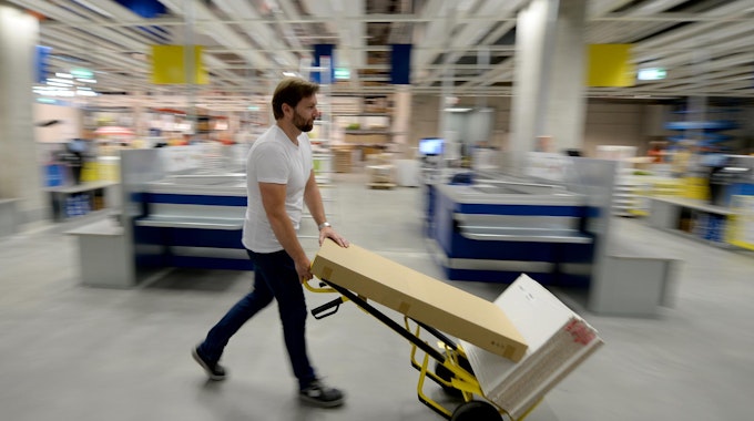 Mann_mit_Einkaufwagen_im_Ikea
