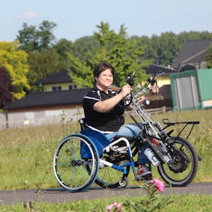 Stefanie Andreé ist so oft es geht mit ihrem Handbike in Wesseling-Urfeld unterwegs.