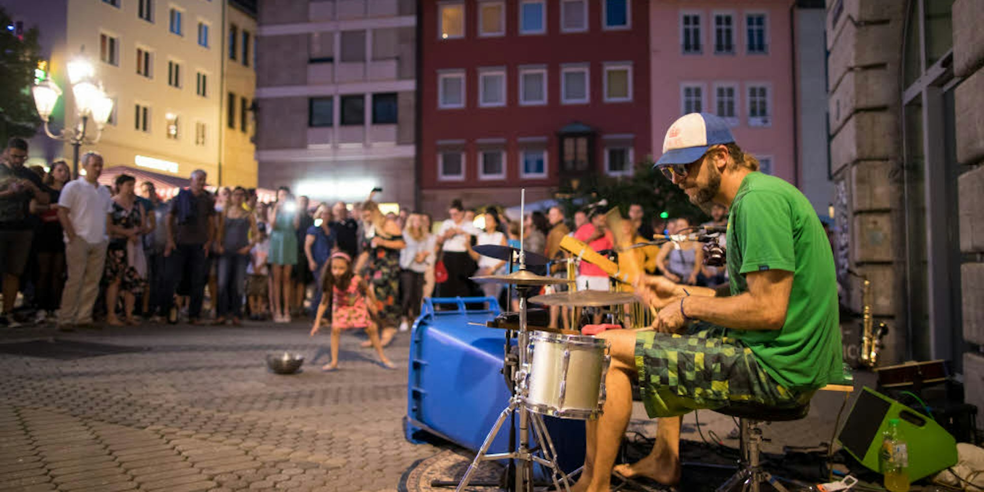 Straßenmusiker gibt es in vielen Städten. Dieser hier in Nürnberg hat eine Mülltonne in sein Schlagzeug einbezogen.