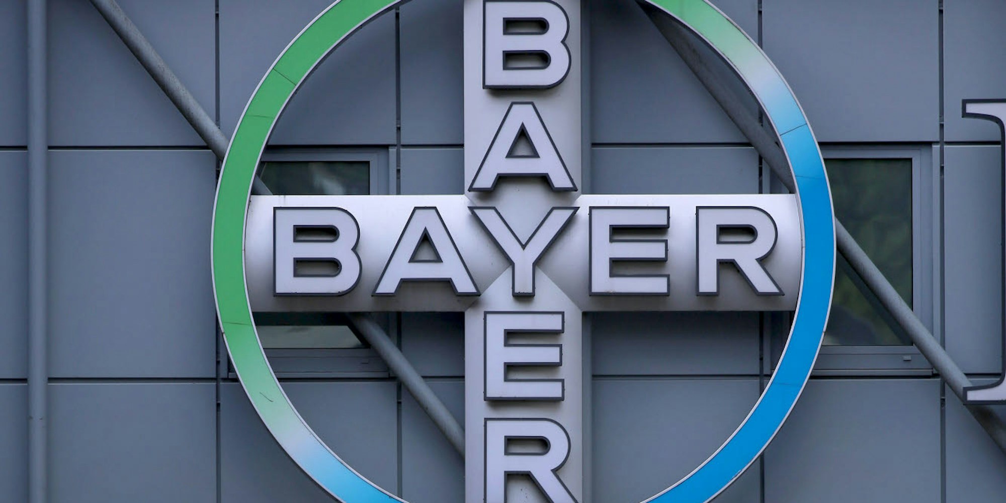 Bayer-Logo vor dem Werk des Konzerns in Leverkusen