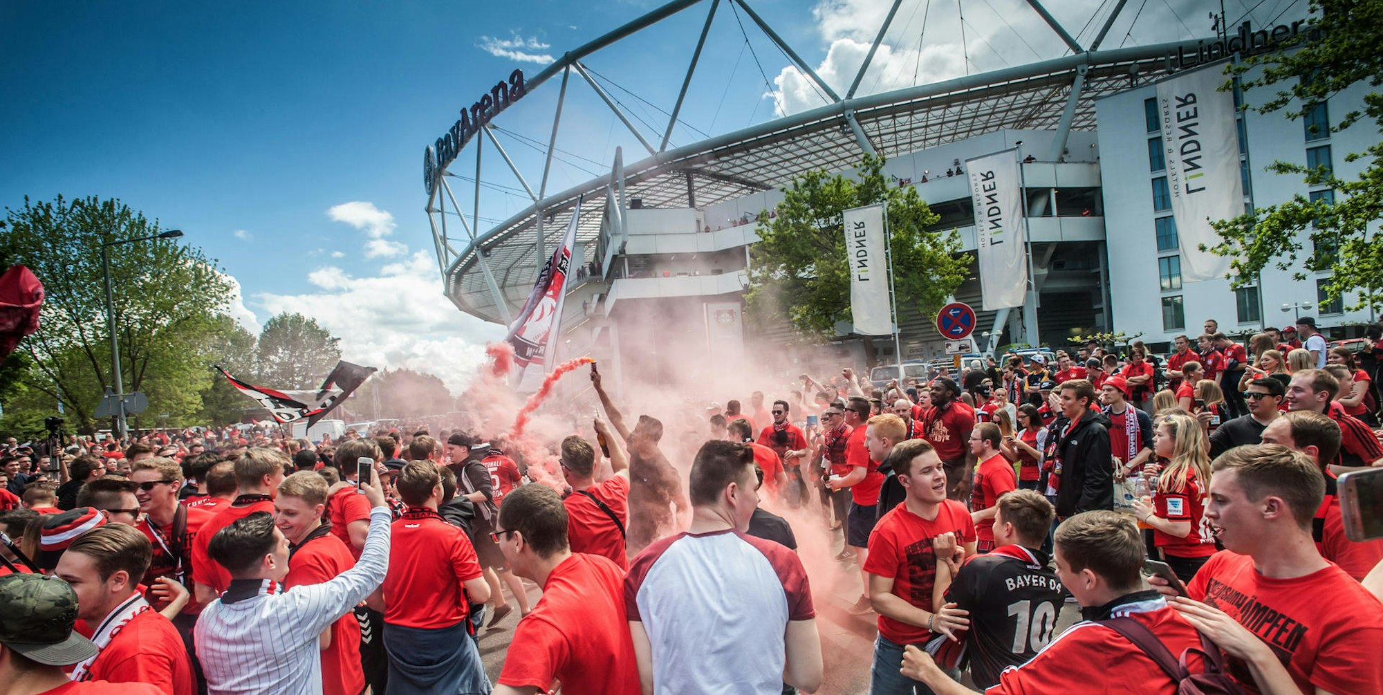 Nicht immer Grund zum Feiern: Die Bayer-Fans kennen sich aus mit „Vizekusen“ – und lieben einen ungewöhnlichen Club.