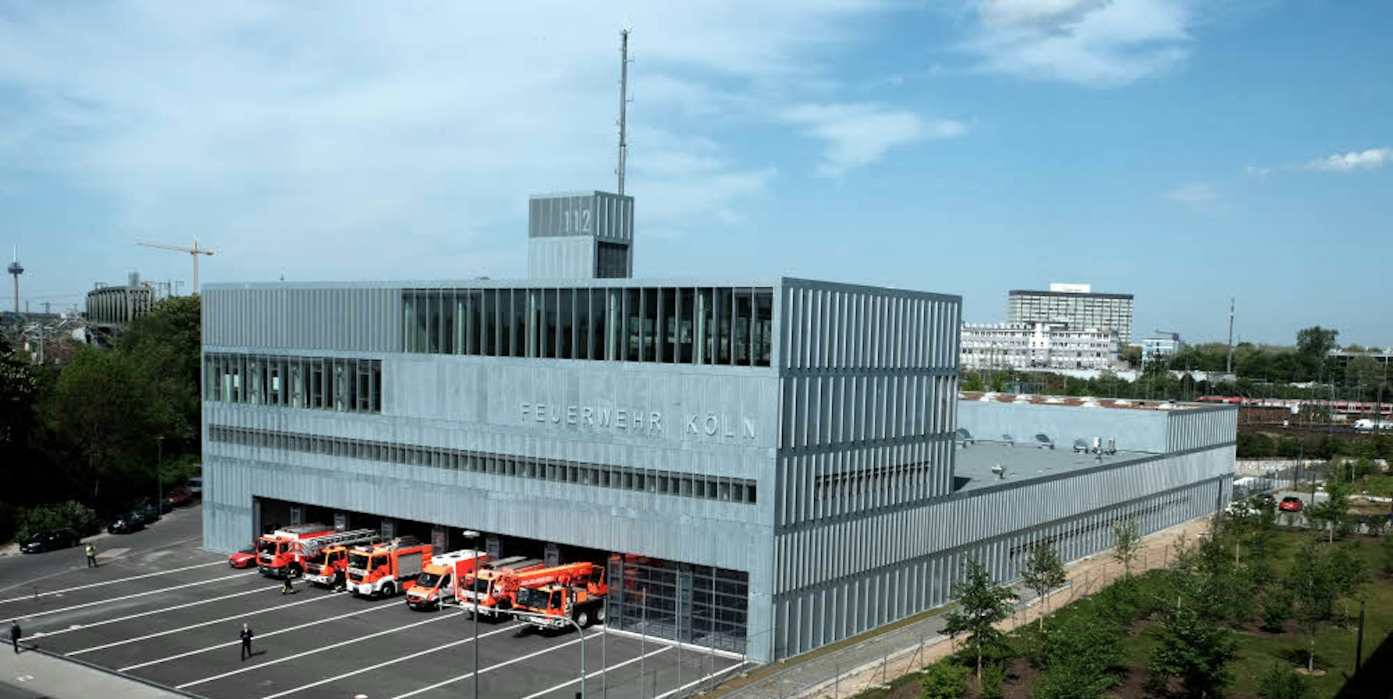 Die Fassade ist schon so gut wie fertig sein. Bis Ende 2019 soll das neue Feuerwehrzentrum komplett bezogen sein.