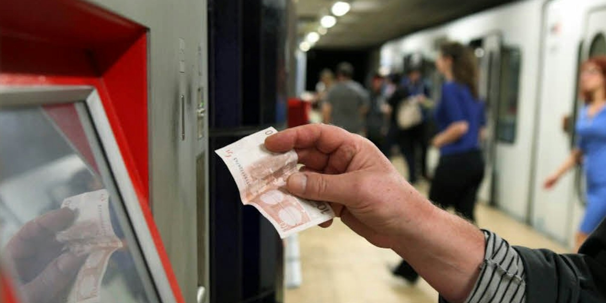 Mit Geldscheinen können die KVB-Kunden ihre Fahrkarte am Ticketautomaten auch in Zukunft nicht kaufen.