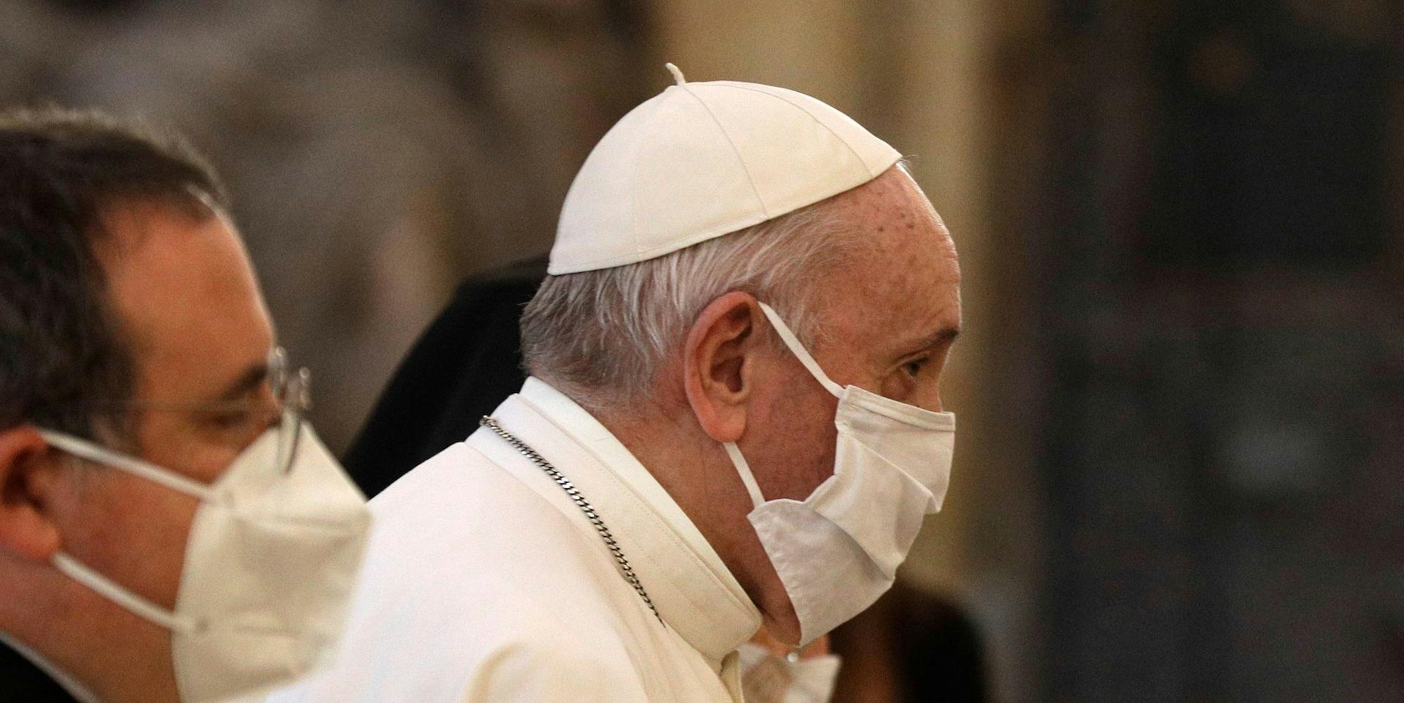 Papst mit Maske