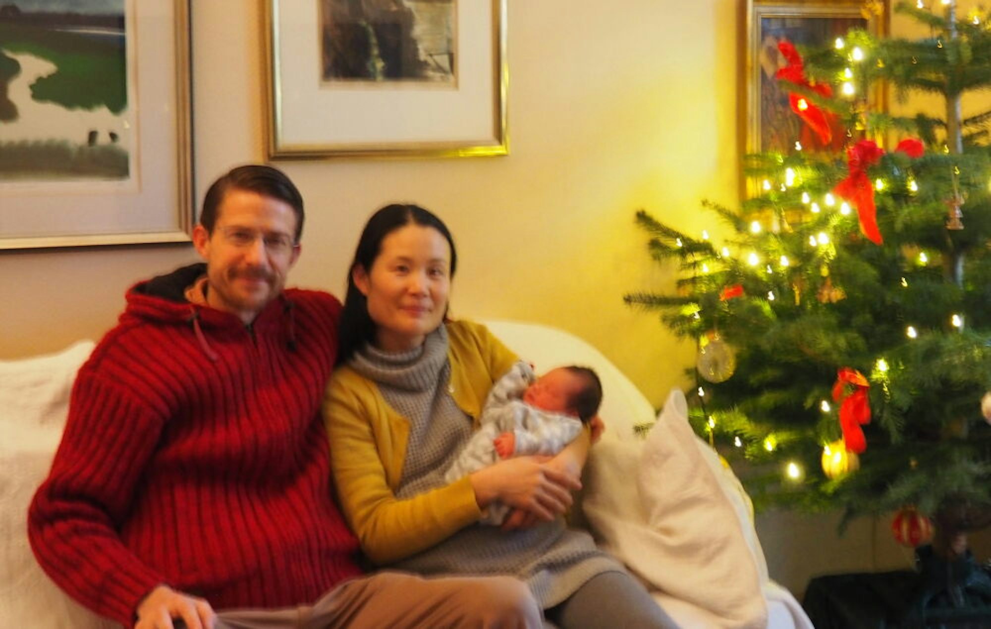Auf dem Arm von Mutter Nana und bei Vater Rainer fühlt sich der kleine Luka Morita wohl.