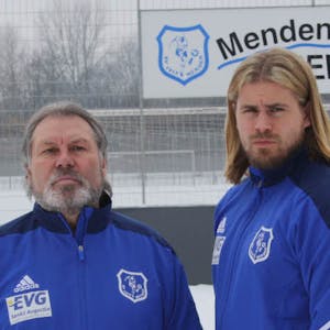 Eingespieltes Team beim SV Menden: Harry Schmied und sein Sohn Nico haben beim ambitionierten Fußball-A-Ligisten gemeinsam das Sagen auf der Trainerbank.
