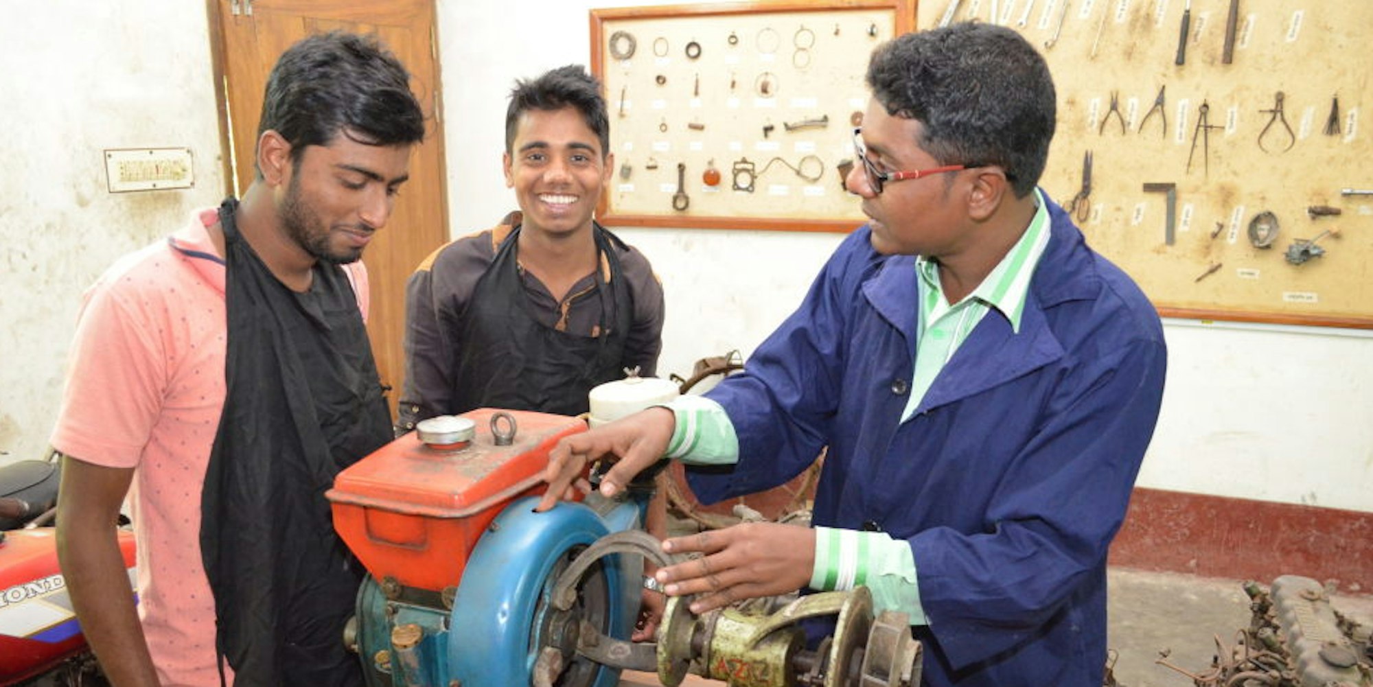 Hilfe zur Selbsthilfe: Männer erhalten Unterricht und Starthilfe zum Aufbau von kleinen Werkstätten.