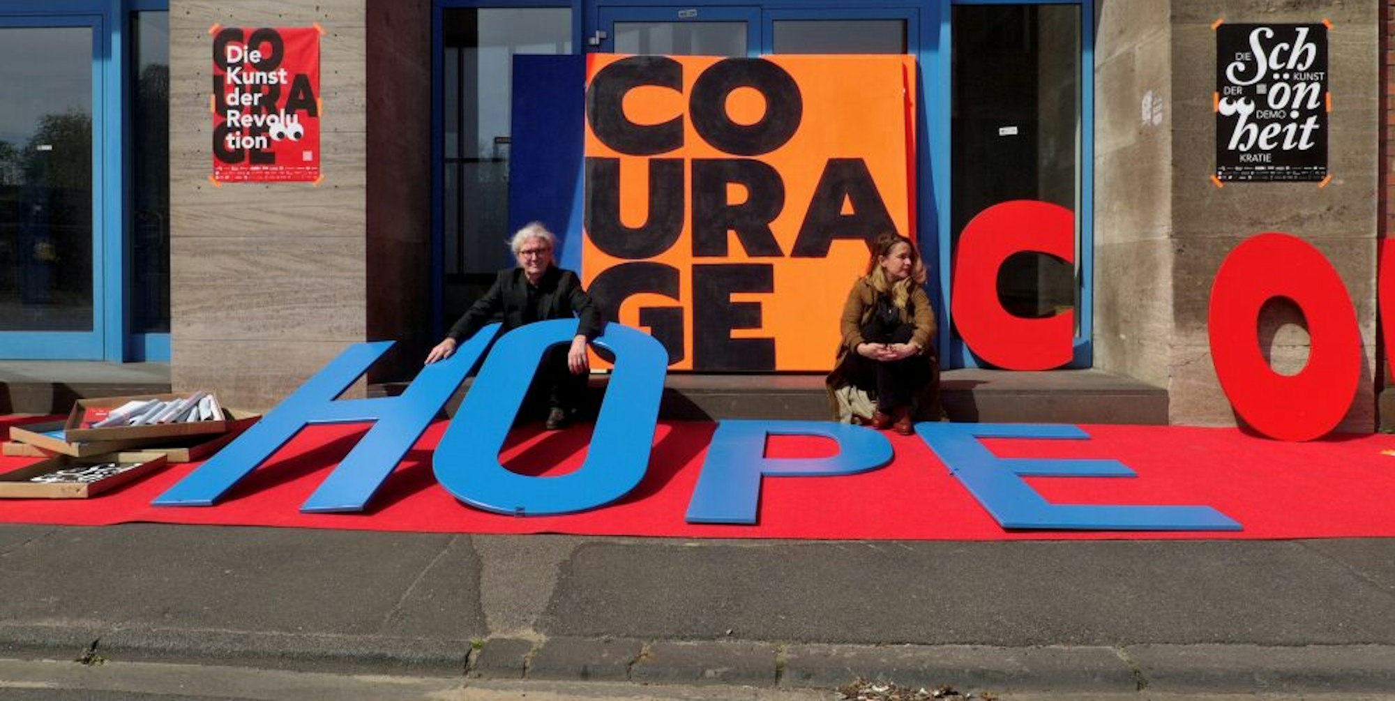 Vor der Tür: Marc Leßle und Anja Kolacek in Mülheim. Das neue Programm heißt Hope, Courage und Schönheit.