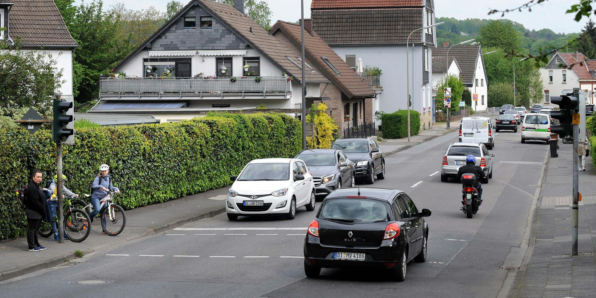 Die Moltkestraße: Radfahrerinnen und -fahrer sollen zwei Radstreifen bekommen, dafür fallen allerdings Stellplätze für Autos weg.